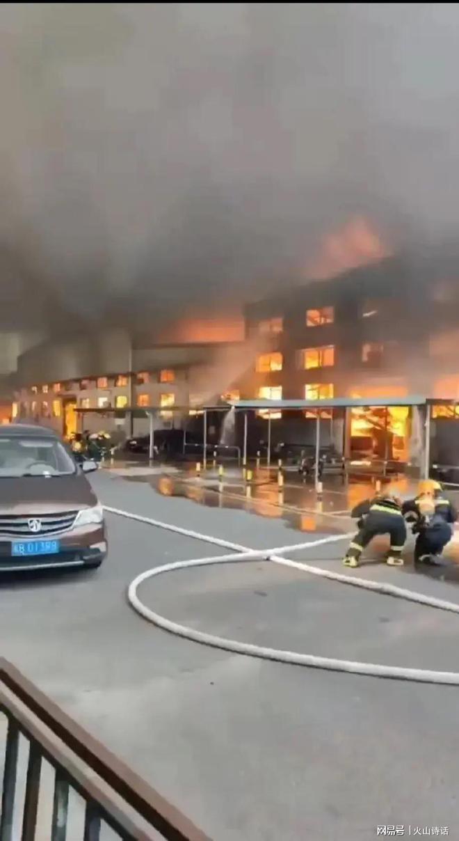 突发！宁波一装潢材料市场发生大火烟火喷涌央视第一时间报道(图3)