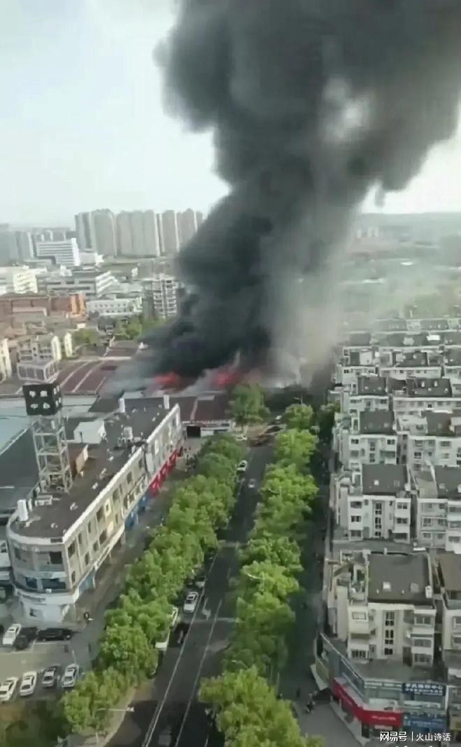 突发！宁波一装潢材料市场发生大火烟火喷涌央视第一时间报道(图4)